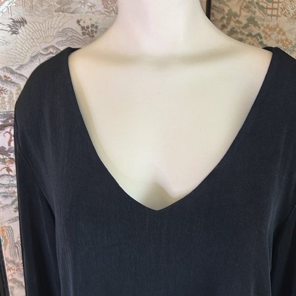 CHICOS TRAVELERS BLACK DOUBLE V-NECK TEA TOP SZ 3 - Picture 2 of 12
